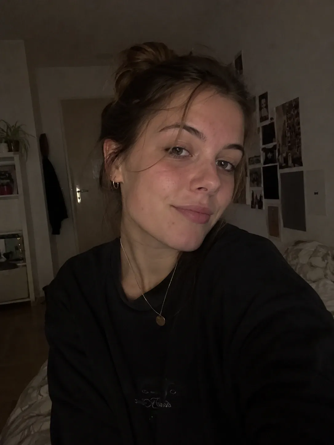 Original selfie before the Sunkissed AI filter